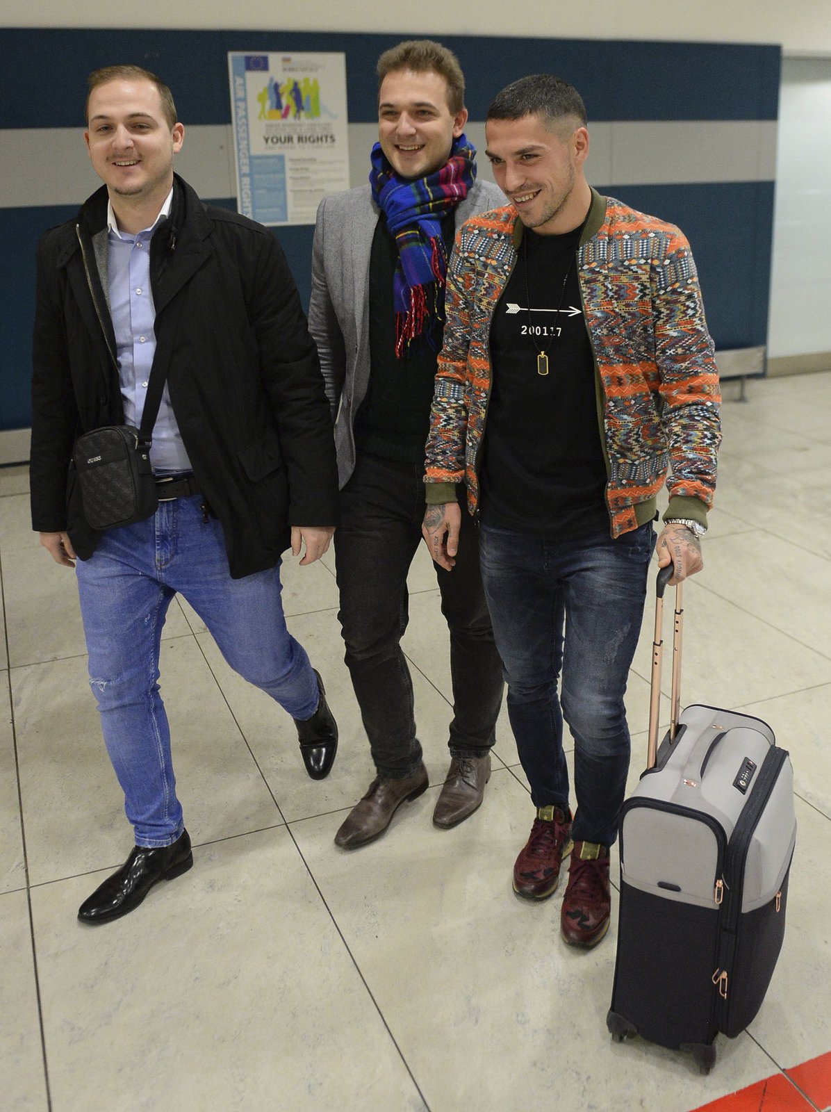 Vlevo Filip Zíka, uprostřed David Zíka a vpravo Nicolae Stanciu po jeho příletu do Prahy