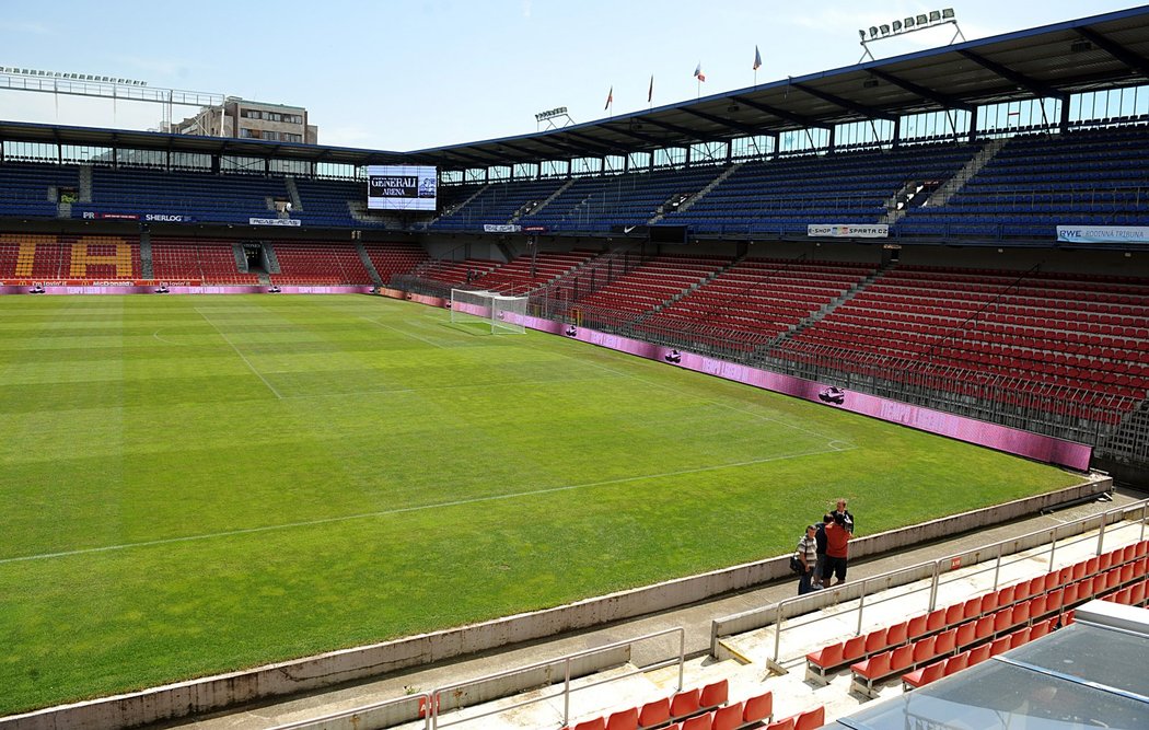 Ze stadionu Sparty mizí ploty a bariéry