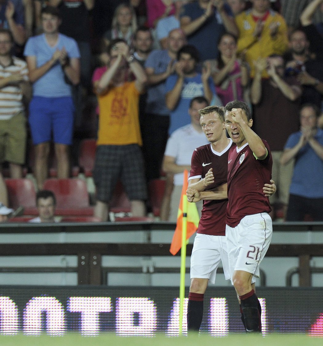 Fotbalisté pražské Sparty vyhráli nad Levadií Tallin 7:0. Pět branek vstřelil kapitán letenského klubu David Lafata. Sparta, která v minulé sezoně získala po čtyřleté pauze domácí titul, tak potvrdila, že je ve dvojzápasu s estonským šampionem favoritem.