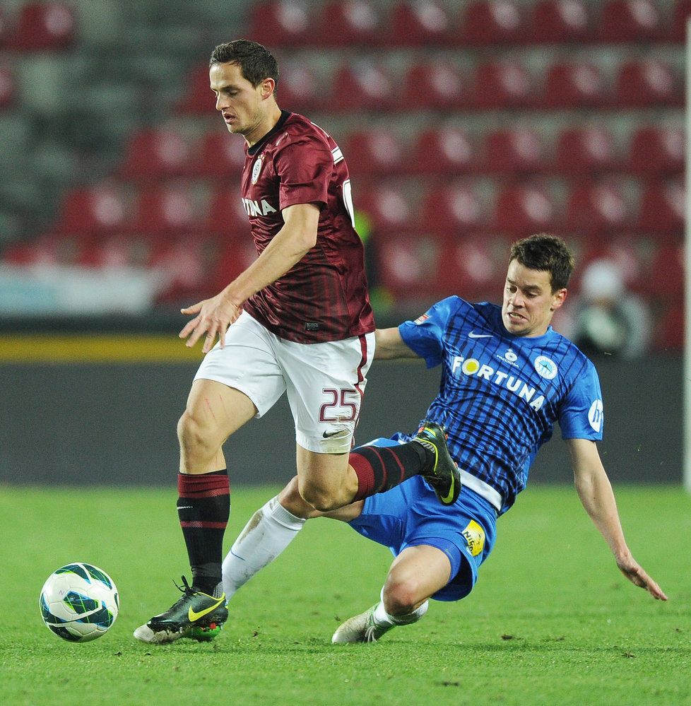 Fotbalisté pražské Sparty ve šlágru 12. kola první ligy porazili mistrovský Liberec 2:1. Vděčí za to hlavně oběma stoperům Jiřímu Jarošíkovi a Ondřeji Švejdkovi, kteří se shodně střelecky prosadili po rohových kopech.