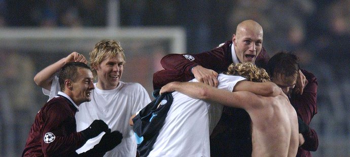 Útočník Marek Kincl v zajetí tehdejších spoluhráčů, když v roce 2003 trefil gólem postup ze skupiny Ligy mistrů