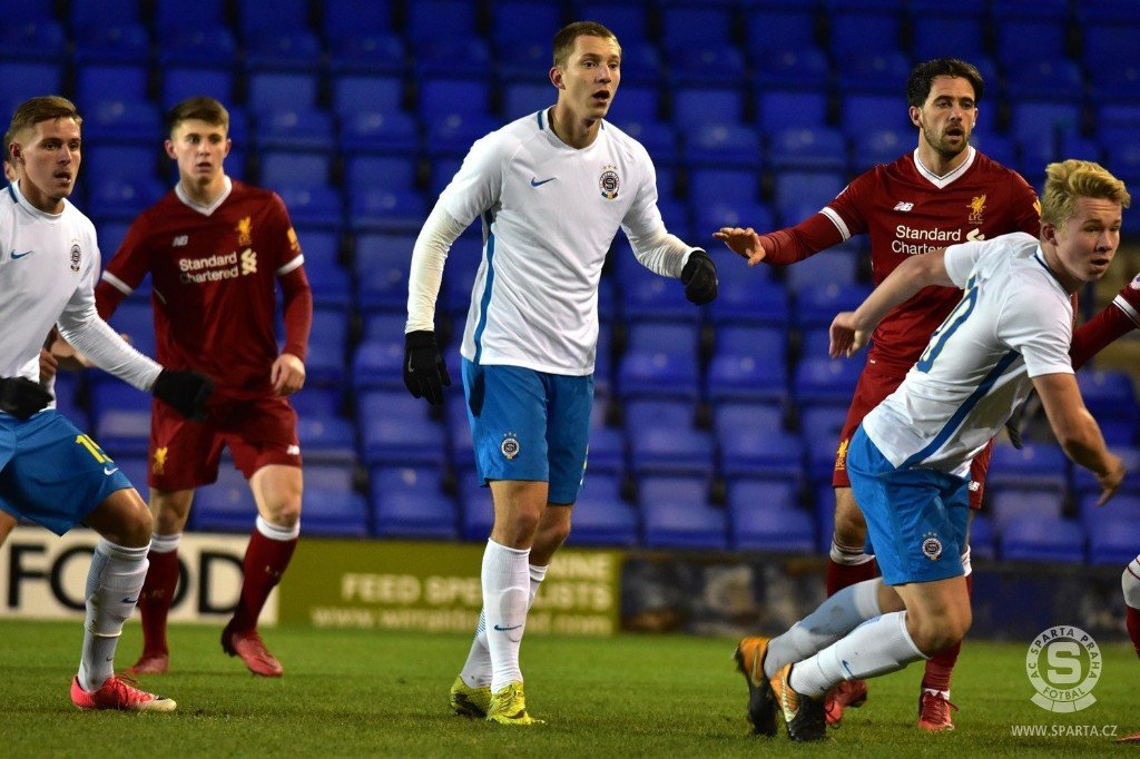 Lukáš Juliš v souboji s Dannym Ingsem z Liverpoolu na turnaji Premier League International Cupu