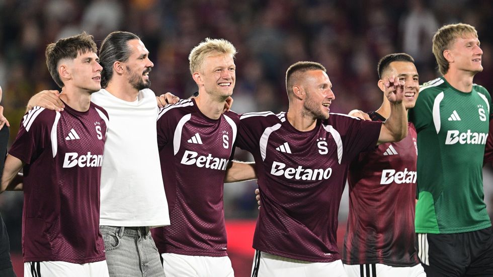 Hráči Sparty slaví výhru nad Lyonem s fanoušky