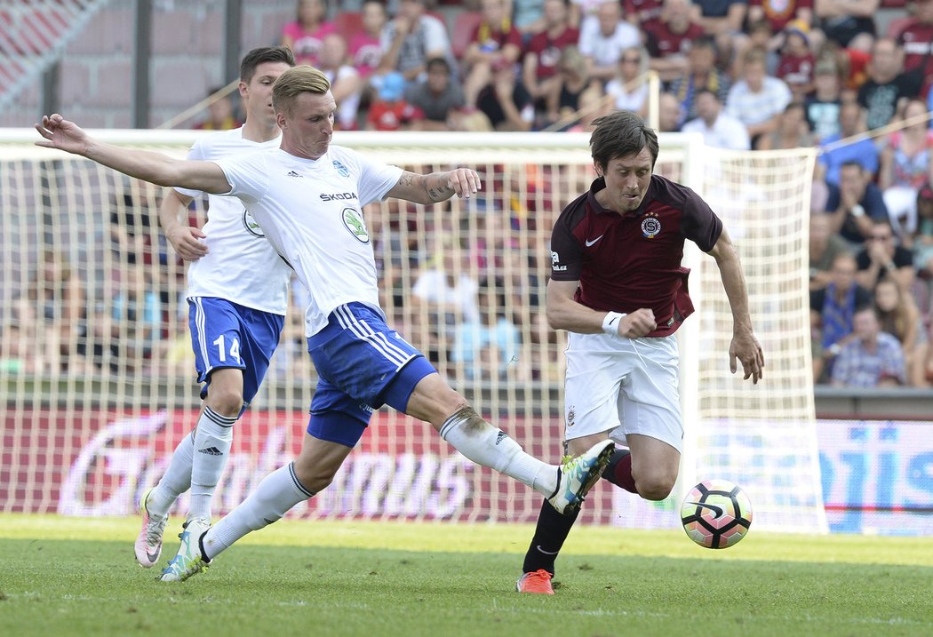 Tomáš Rosický rozjíždí akci Sparty v utkání s Boleslaví