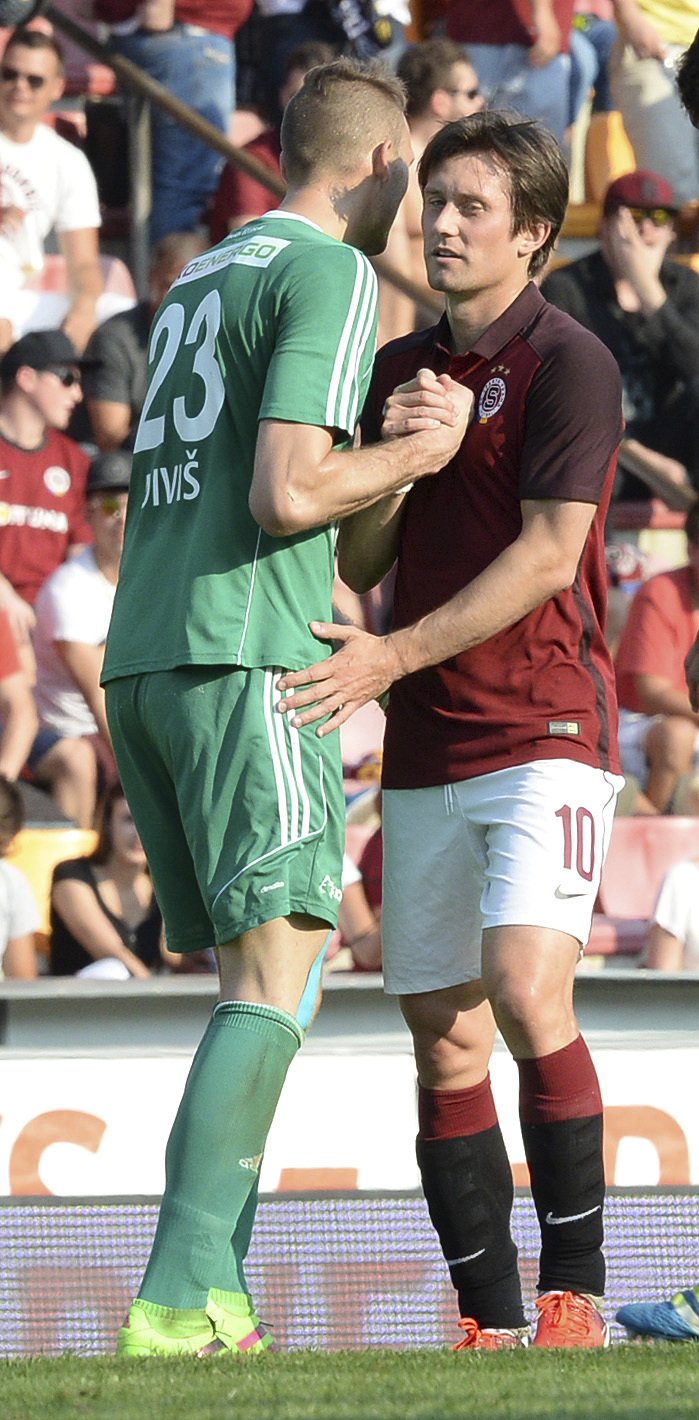 Tomáš Rosický se zdraví s boleslavským gólmanem Divišem