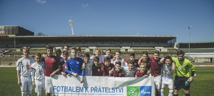 Mladí hráči Sparty ve věku 12-14 let  oslavili mezinárodní den fotbalu vítězstvím.