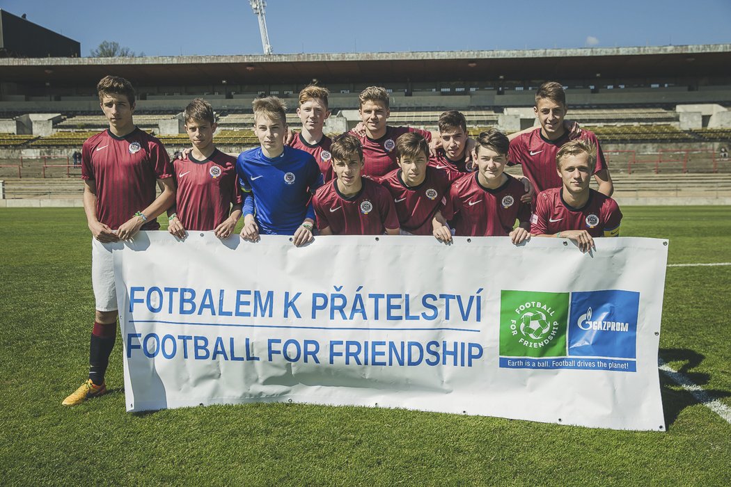 Mladí fotbalisté Sparty ve věku 12-14 let  oslavili mezinárodní den fotbalu vítězstvím nad Hradcem Králové a těší se na turnaj do Milána.