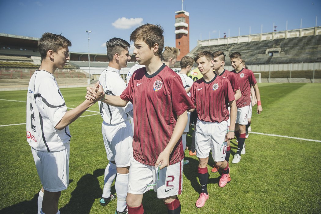 Mladí hráči Sparty ve věku 12-14 let  oslavili mezinárodní den fotbalu vítězstvím. V domácím prostředí zdolali stejně starý výběr Hradce Králové 2:1 na penalty a už vyhlížejí květnový turnaj v Miláně.