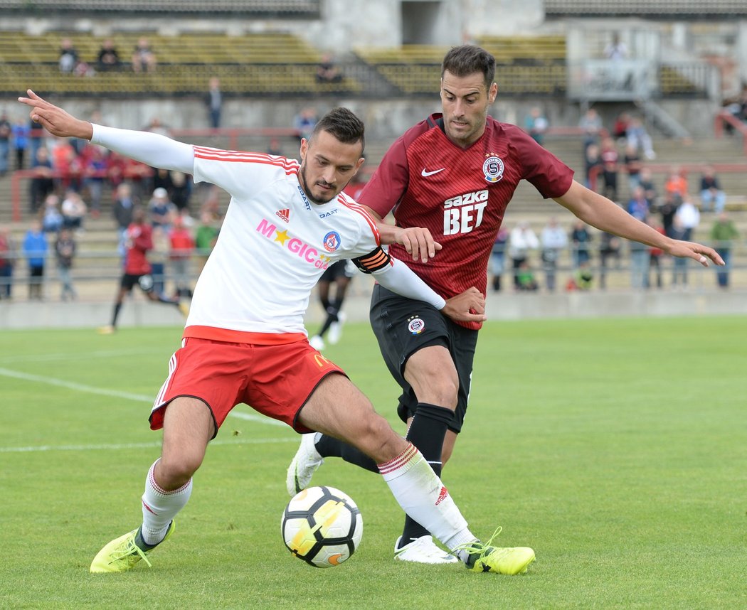 Španělský fotbalista Nestor Albiach (vpravo) neodcestoval se Spartou na rakouské soustředění