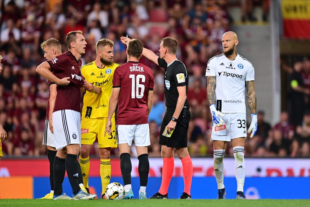 Sparťanští fotbalisté v utkání proti Olomouci, kde zahrávali penaltu