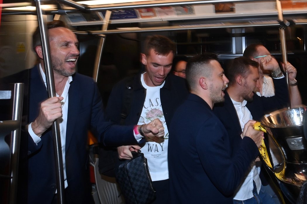 Sparťanská oslavná jízda pokračuje v tramvaji