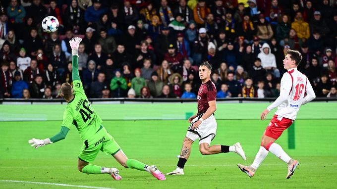 ONLINE: Sparta - Pardubice 2:0. Jurásek chtěl z dálky přelobovat Neumana, ale přestřelil ONLINE: Sparta - Pardubice 2:0. Jurásek chtěl z dálky přelobovat Neumana, ale přestřelil