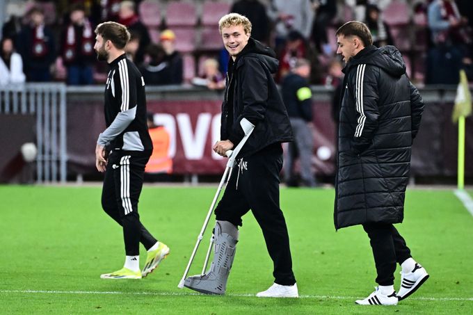 Terapie, přístroje, posilovna. Karabec plánuje návrat do Vánoc: Bál jsem se o koleno Terapie, přístroje, posilovna. Karabec plánuje návrat do Vánoc: Bál jsem se o koleno