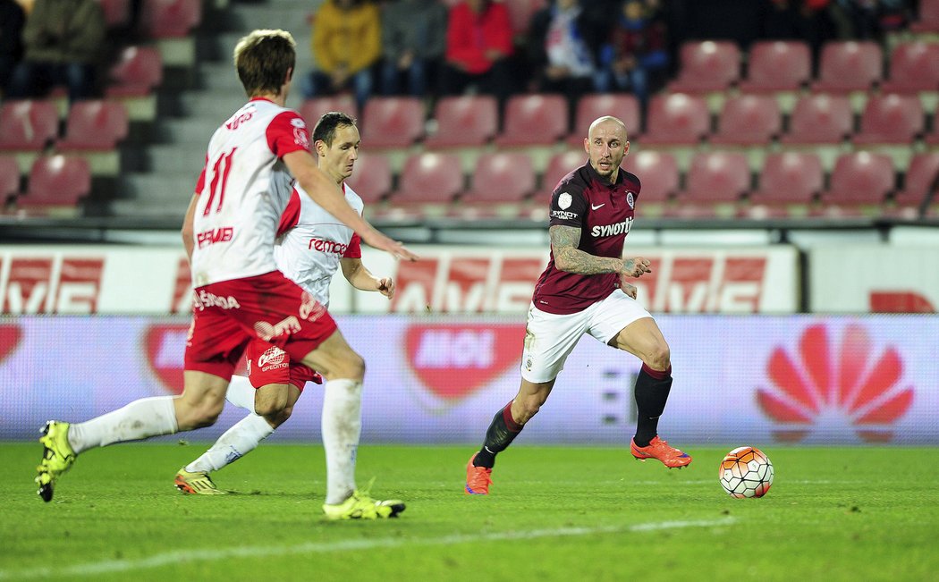 Sparťaský obránce či záložník Michal Breznaník se snaží dostat balon přes pardubické hráče