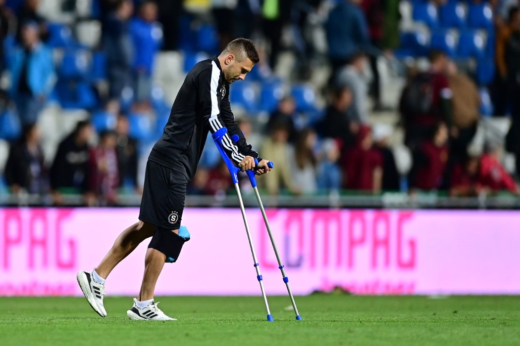 Jakub Pešek se v utkání Sparty v Mladé Boleslavi nepříjemně zranil a stadion opouštěl na berlích
