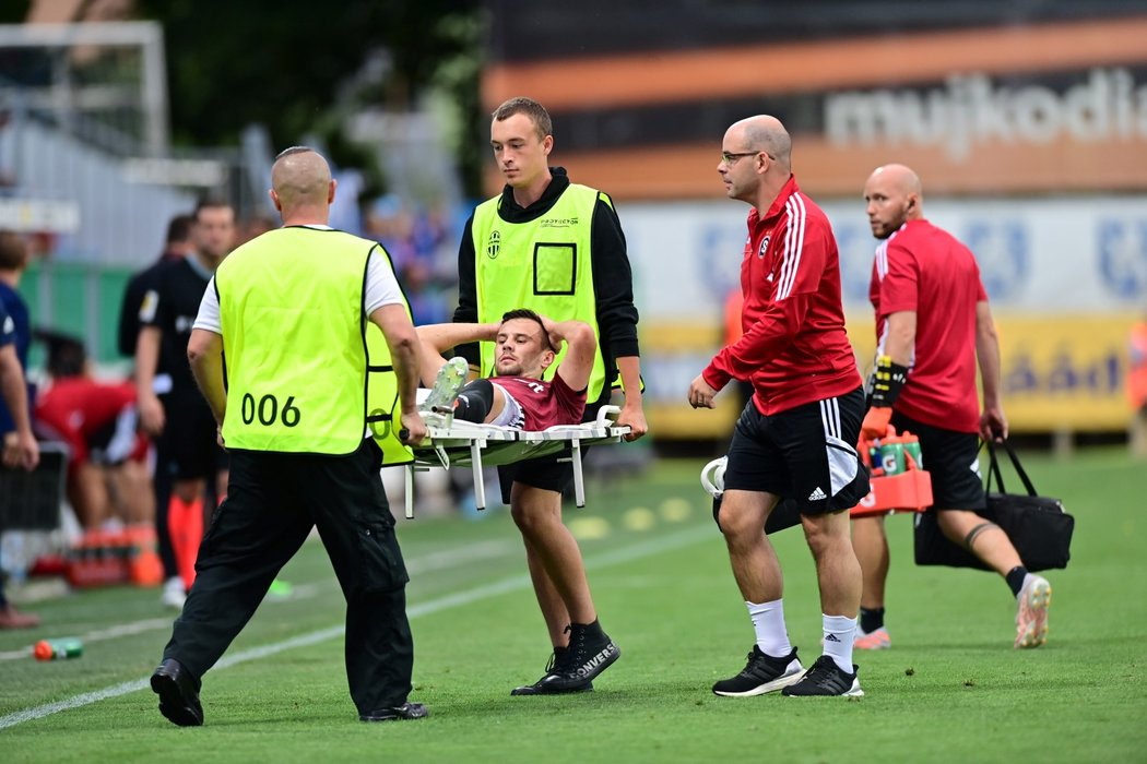 Jakub Pešek se v utkání Sparty v Mladé Boleslavi nepříjemně zranil, hřiště opouštěl na nosítkách