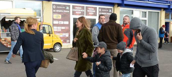 Milan Baroš dorazil na Letnou s celou rodinou, manželkou Terezou i oběma syny Patrikem a Matteem, ovšem maskovaný šedivou kapucí.