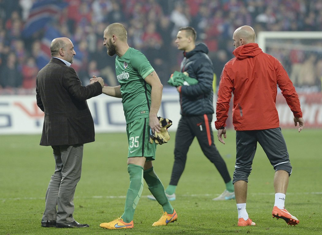 David Bičík se zdraví s majitelem plzeňského klubu Tomášem Paclíkem