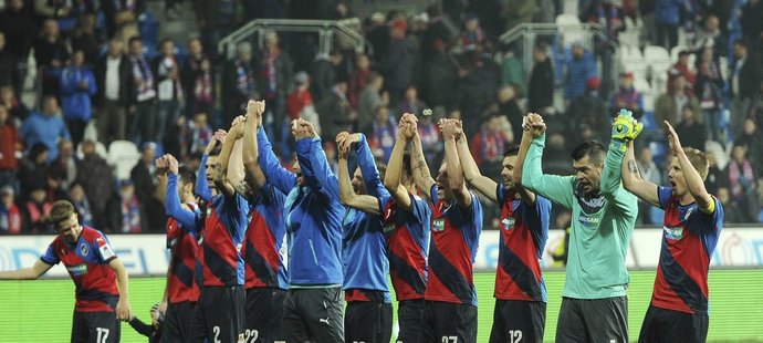 Plzeňští fotbalisté slaví s fanoušky důležité vítězství nad Spartou
