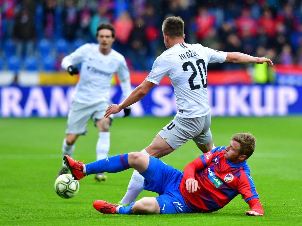 Plzeňský obránce Jakub Brabec zastavuje míč v souboji se sparťanským mladíkem Adamem Hložkem