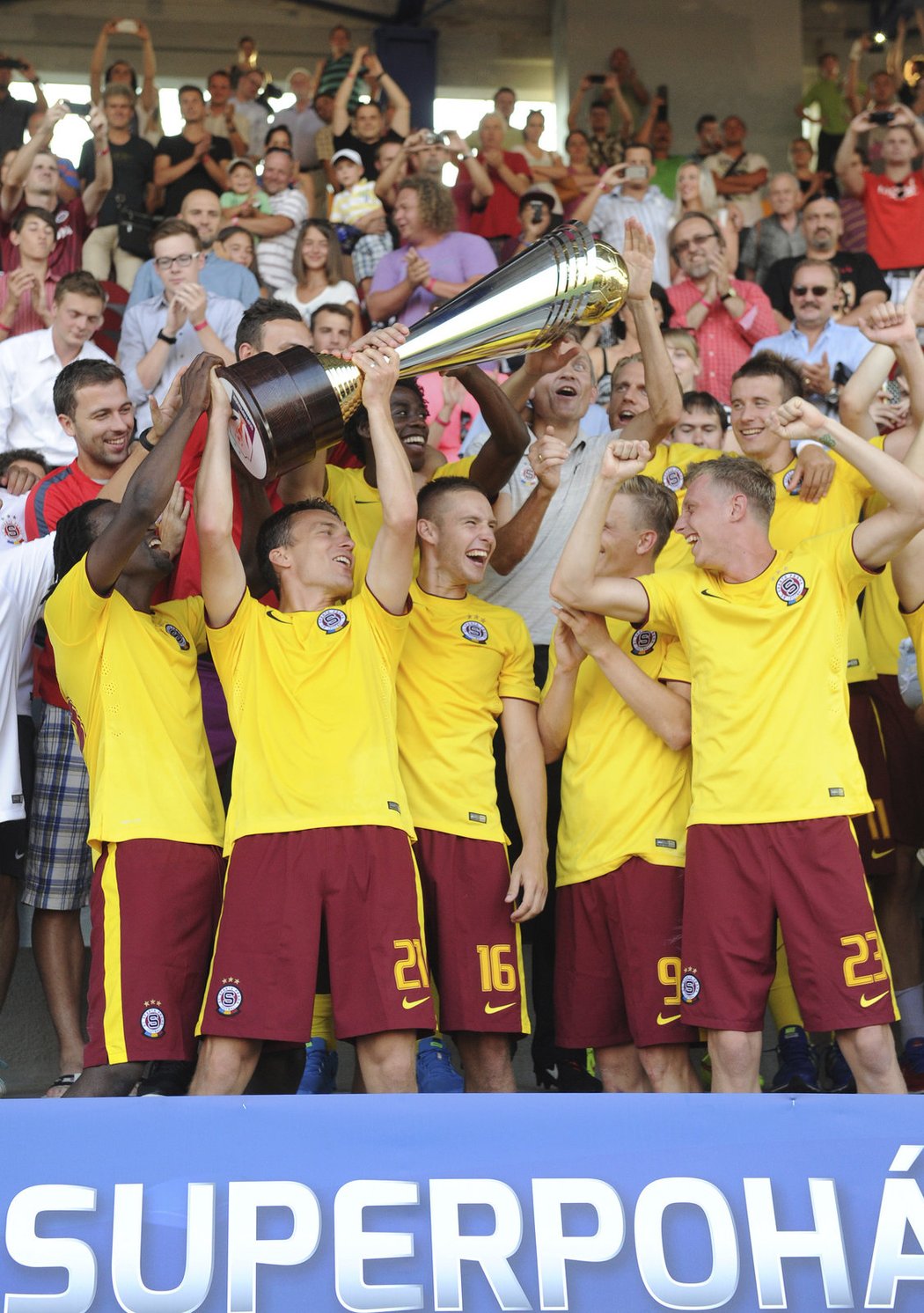 Fotbalisté pražské Sparty vstoupili do nové sezony fantasticky a slaví letos už svoji třetí trofej. Po výhře 7:0 v předkole Ligy mistrů přidali triumf 3:0 v českém Superpoháru nad Plzní. Západočeši nedali hned v 6. minutě souboje mistra s finalistou domácího poháru penaltu, a pak už střílela jen Sparta, za kterou se trefili David Lafata, Ladislav Krejčí a Michal Breznaník.