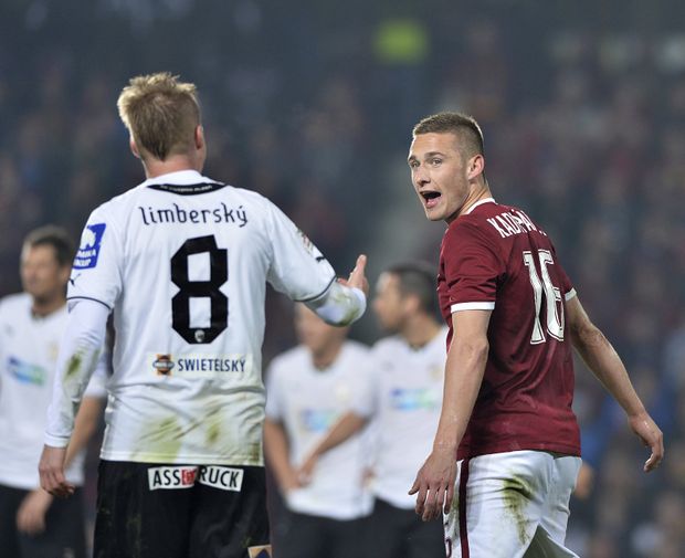 Plzeňský obránce David Limberský v diskuzi s Pavlem Kadeřábkem ze Sparty Plzeňský obránce David Limberský v diskuzi s Pavlem Kadeřábkem ze Sparty