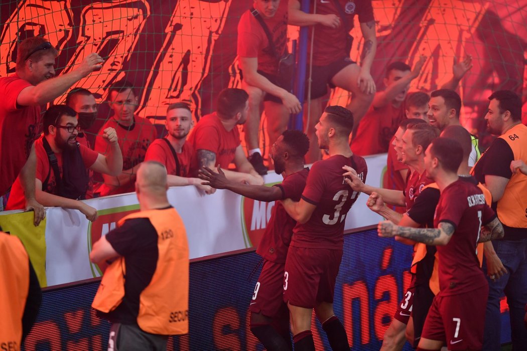 Fotbalisté Sparty oslavují s fanoušky trefu Guélora Kangy ve finále poháru