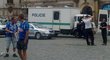 Polské fanoušky na Staroměstském náměstí v Praze hlídá policie