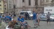 Polské fanoušky na Staroměstském náměstí v Praze poznáte podle modrých triček jejich klubu z Poznaně
