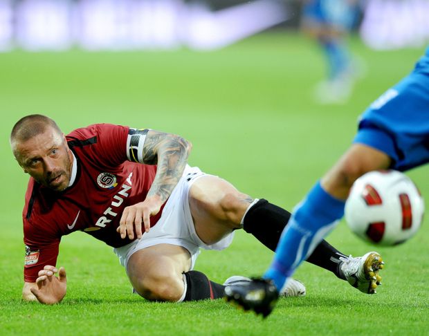 Tomáš Řepka bojuje o míč tvrdě. Tomáš Řepka bojuje o míč tvrdě.