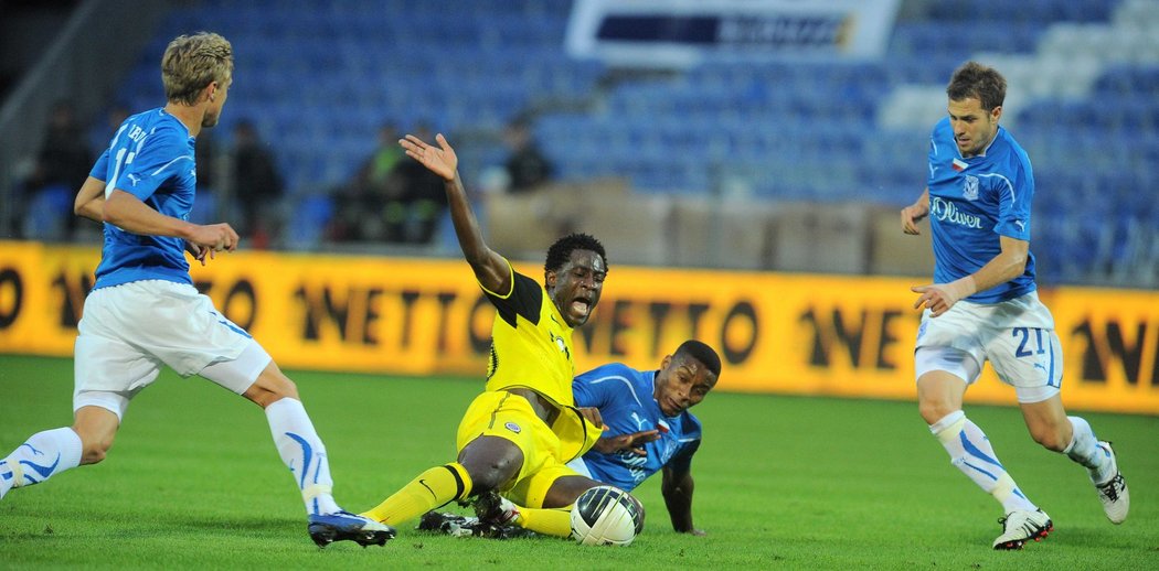 Bony Wilfried bojuje s obranou Poznaně