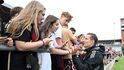Trenér Sparty Brian Priske se po přípravném utkání s Mladou Boleslaví zdravil s fanoušky