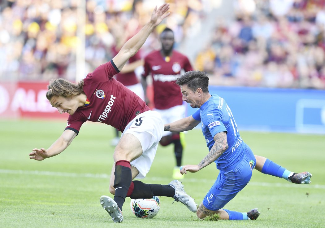 Fotbalista Matěj Hanousek se po zemětřesení vrací s rodinou do Česka