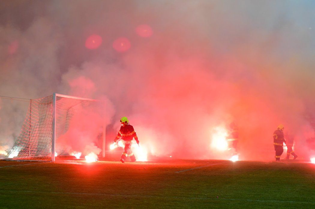 Fanoušci Sparty naházeli na hřiště v Příbrami několik světlic