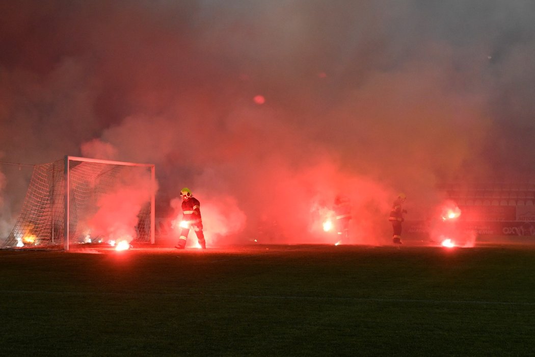 Fanoušci Sparty naházeli na hřiště v Příbrami několik světlic