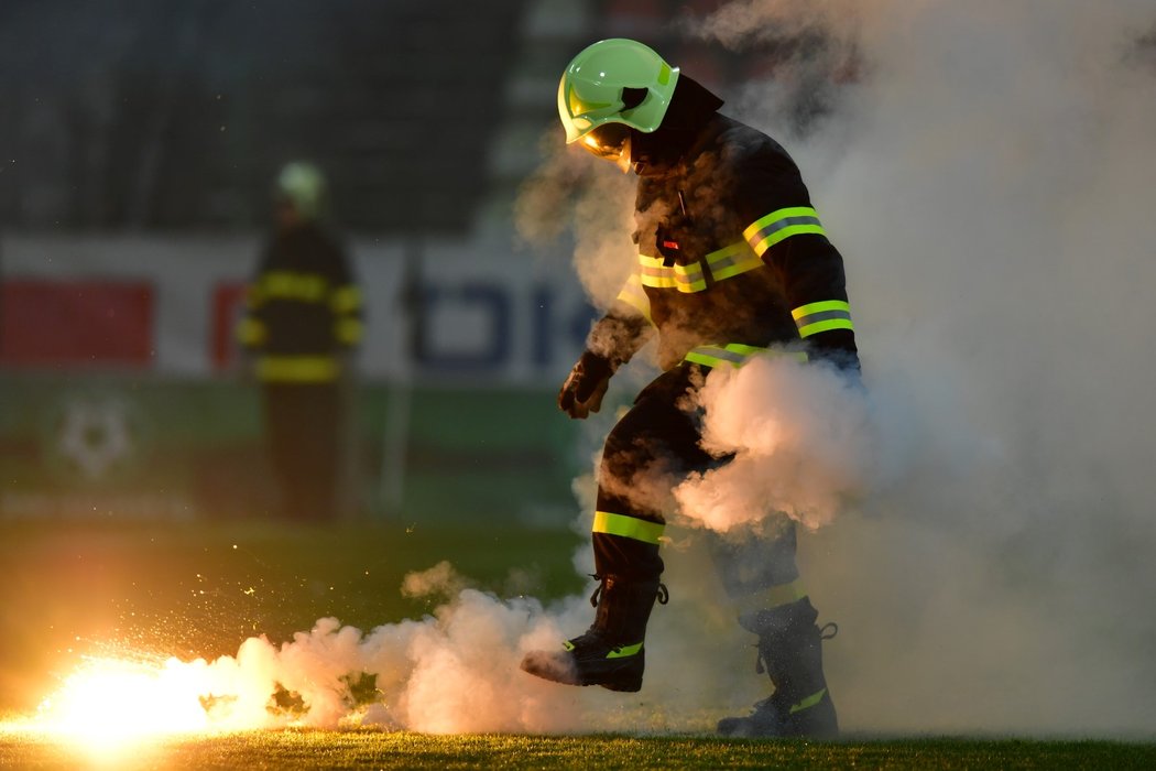 Hasiči museli v Příbrami likvidovat pyrotechniku, kterou naházeli na hřiště sparťanští fanoušci