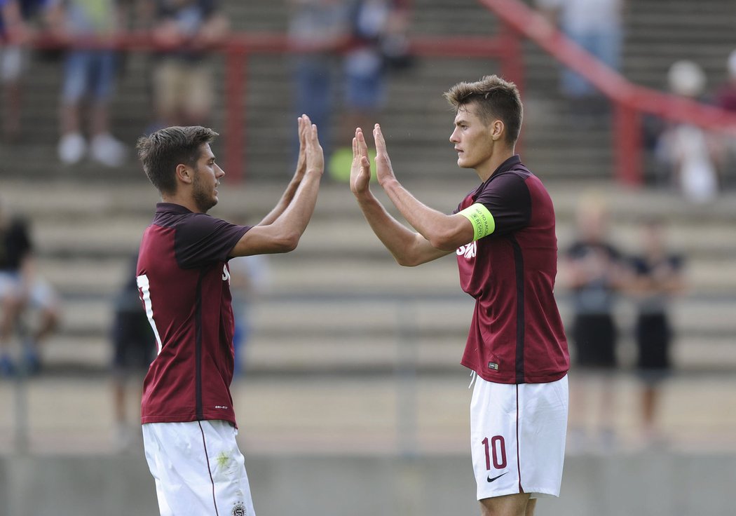 Aleš Čermák (vlevo) a Patrik Schick, sparťanské naděje, které trenér Ščasný vezme i na soustředění v Rakousku