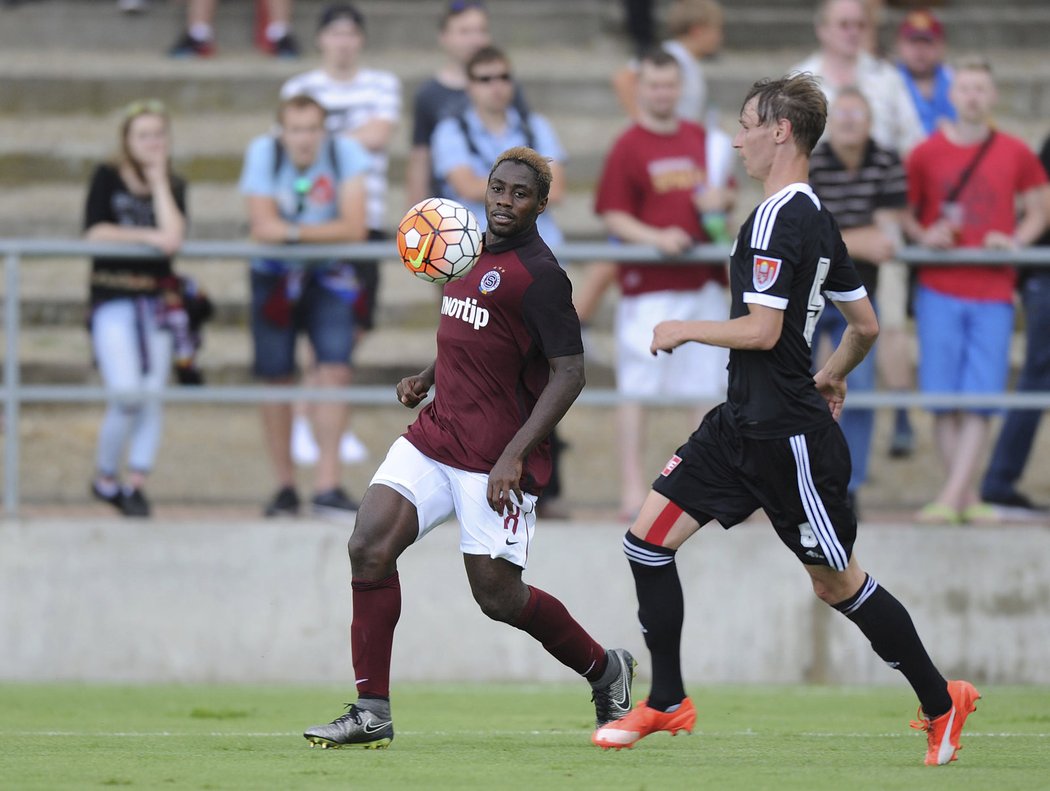 Tiémoko Konaté (vlevo) v utkání proti Českým Budějovicím