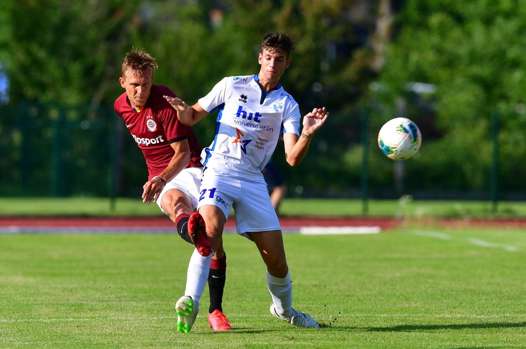 Bořek Dočkal odkopává míč v utkání se slovinským celkem ND Gorica