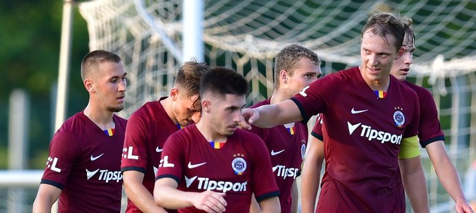 Fotbalisté Sparty oslavují gól Lukáše Juliše na 3:1 v utkání s ND Gorica