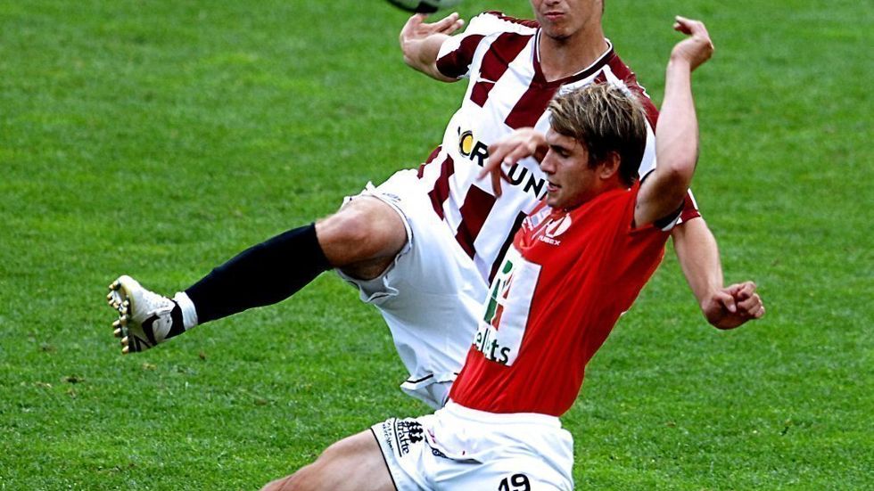 Sparťan Ondřej Kúdela (vzadu) v souboji s Raphalem Groinigem z celku WAC St. Andrä.