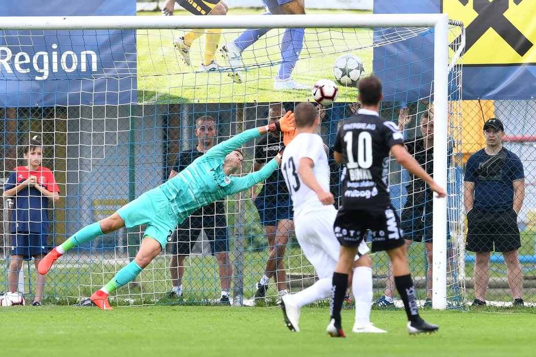 Střela Fabiana Benka prošla do sítě Milana Heči a rozhodla o výhře LASKu Linz nad Spartou 1:0