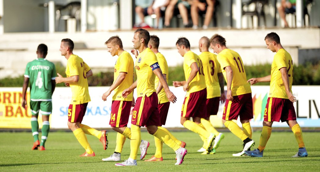 Fotbalisté Sparty krátce poté, co vstřelili branku do sítě Razgradu