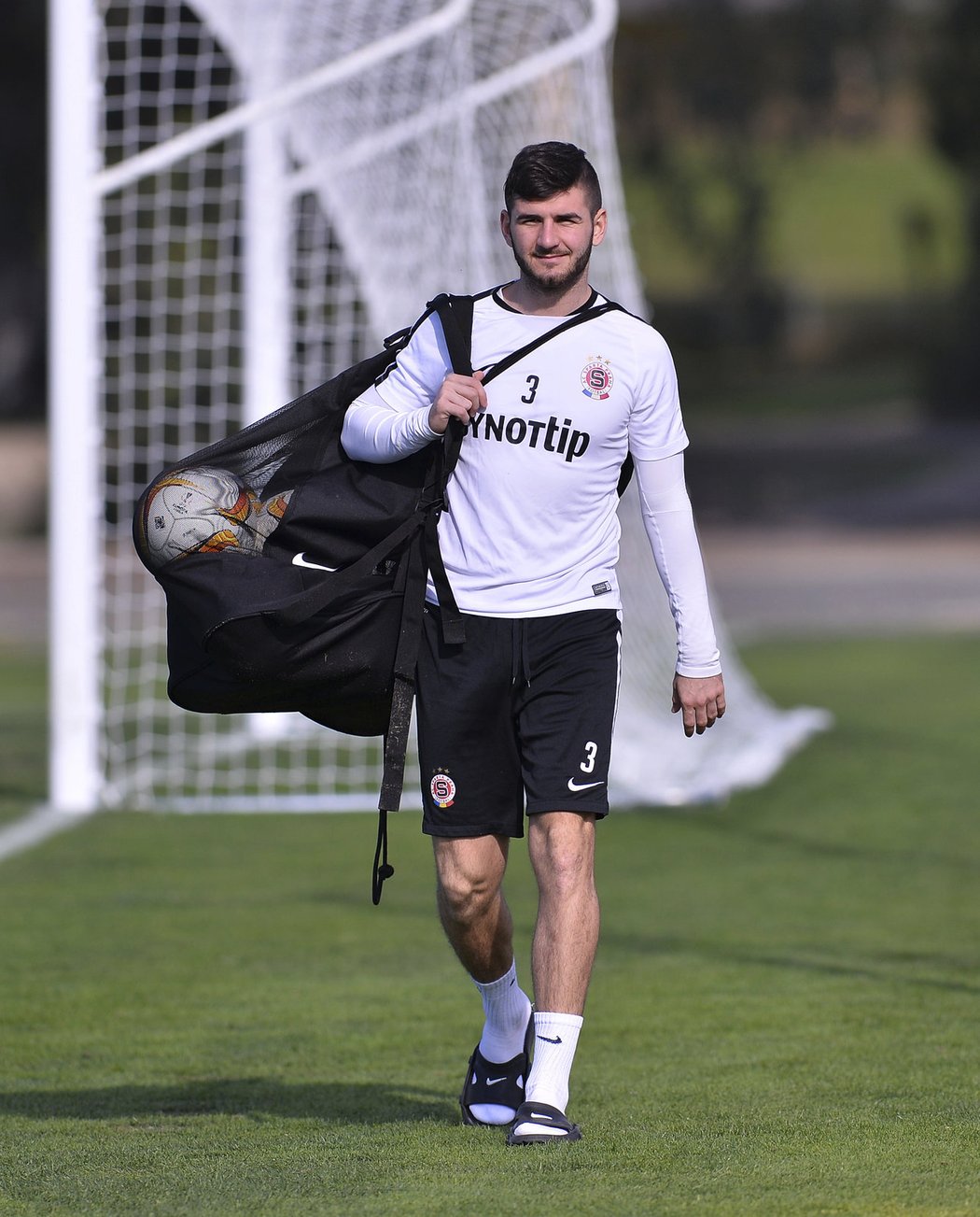 Martin Matoušek patří mezi nejmladší hráče ve sparťanském áčku. Po tréninku proto odnáší míče.