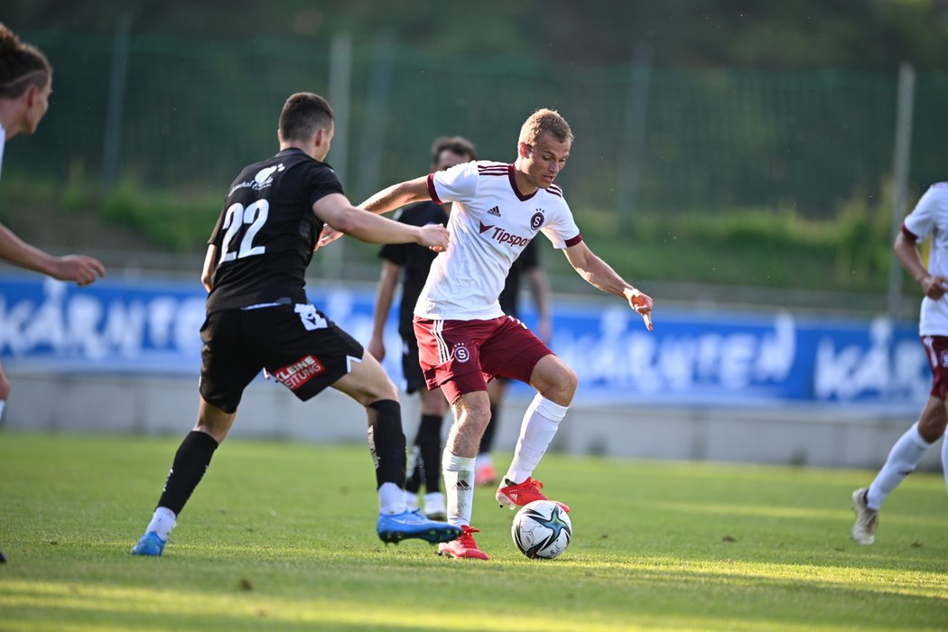 Sparťan Matěj Polidar (v bílém) v přípravném utkání proti SV Spittal