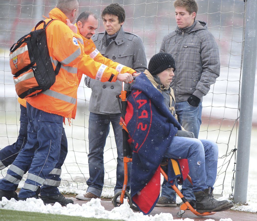 Fanouškovi, který během utkání zkolaboval, musela pomoci přivolaná záchranka