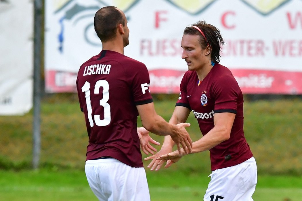 Matěj Hanousek (vpravo) přijímá gratulaci od Davida Lischky po vyrovnávací trefě na 2:2 v přípravném duelu proti Wolfsbergeru