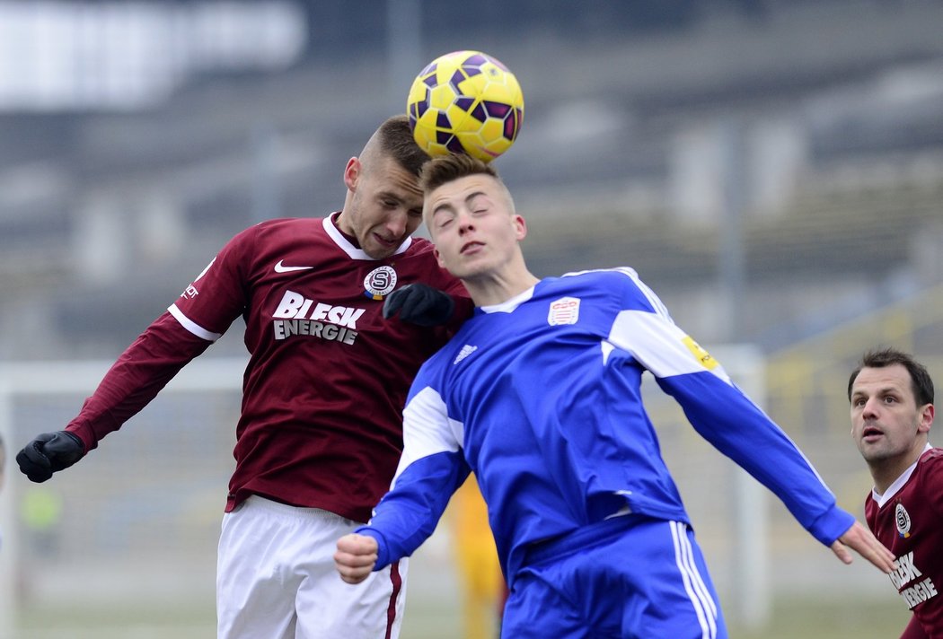 Sparťanský pravý obránce Pavel Kadeřábek v hlavičkovém souboji během generálky letenského týmu na jarní část Synot ligy. Sparta vyhrála nad Duklou Banská Bystrica 2:0.