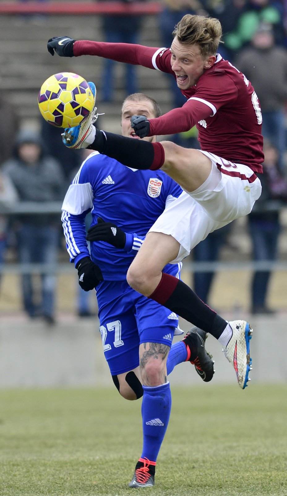 Ladislav Krejčí v akrobatické pozici odehrává míč v generálce letenského týmu na jarní část Synot ligy. Sparta vyhrála nad Duklou Banská Bystrica 2:0.