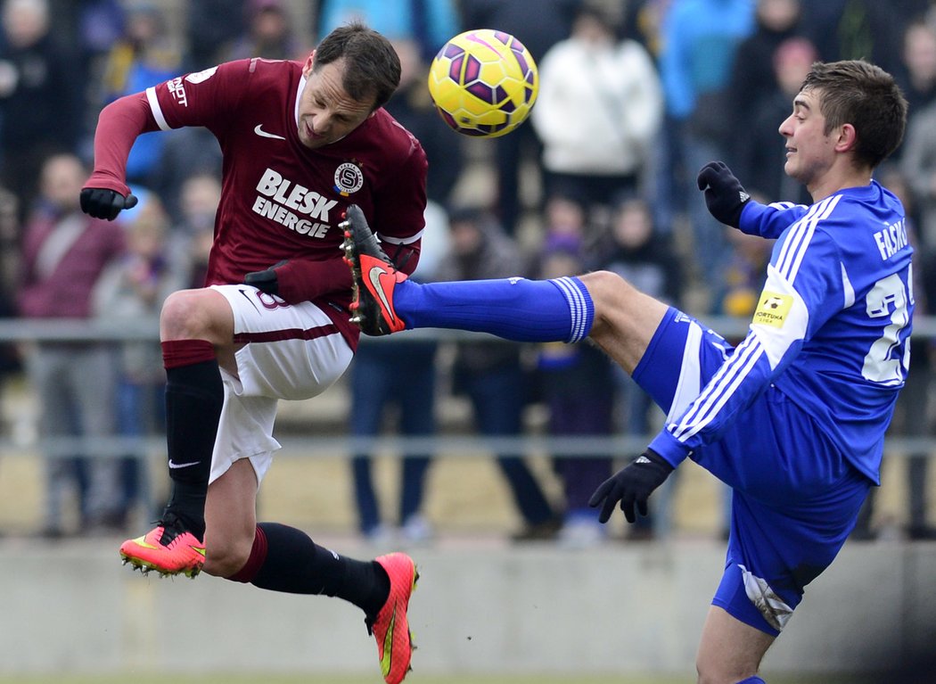 Záložník Sparty Marek Matějovský odehrává hlavou míč v generálce letenského týmu na jarní část Synot ligy. Sparta vyhrála nad Duklou Banská Bystrica 2:0.